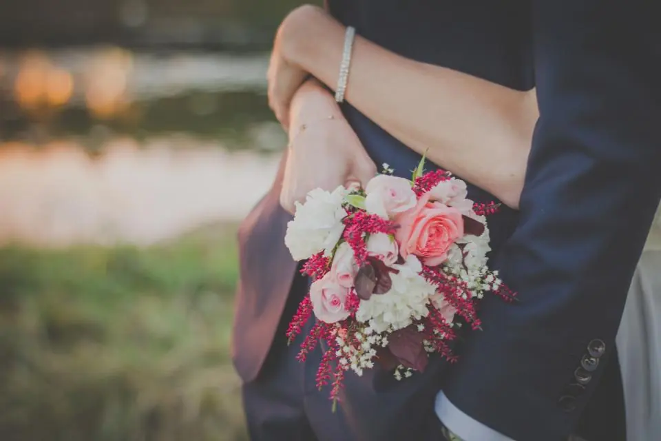 Novios con un ramo de flores